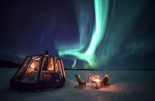 Aurora over the Aurora Hut and its fire pit